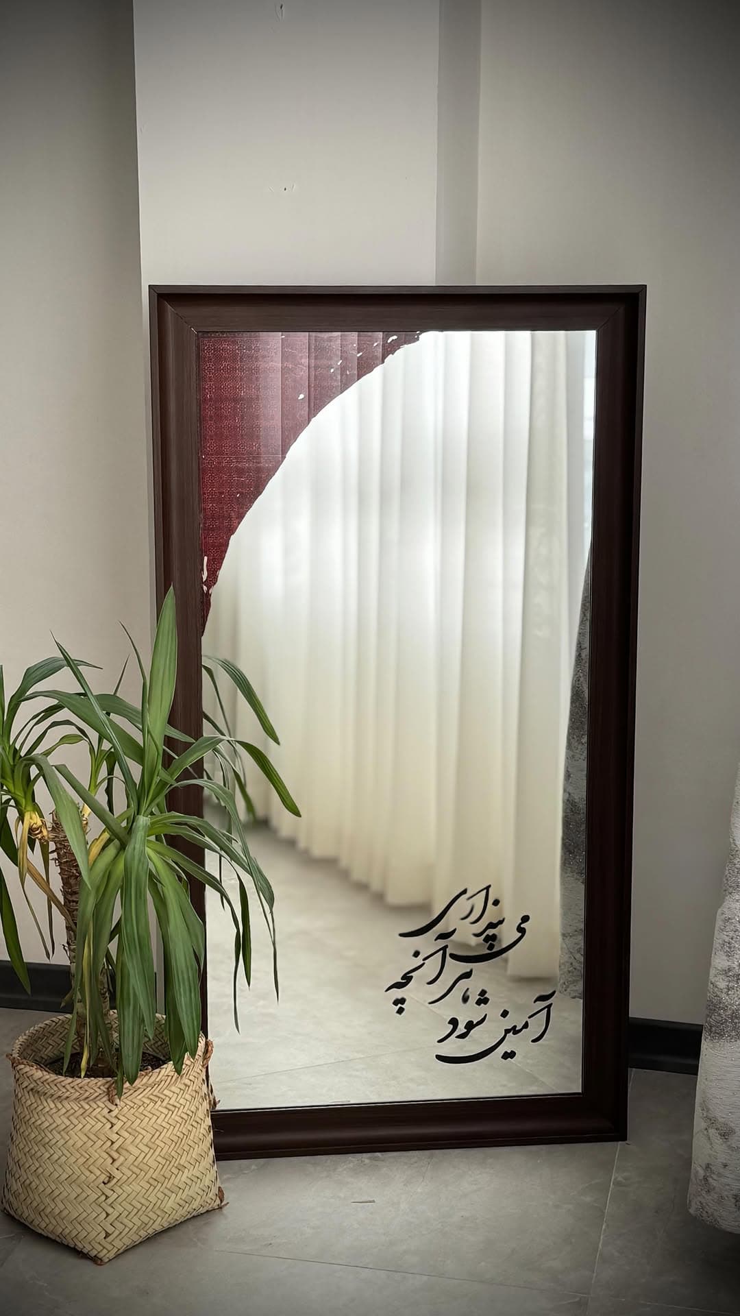 آینه قدی دکوراتیو چوبی با طرح خطاطی نستعلیق