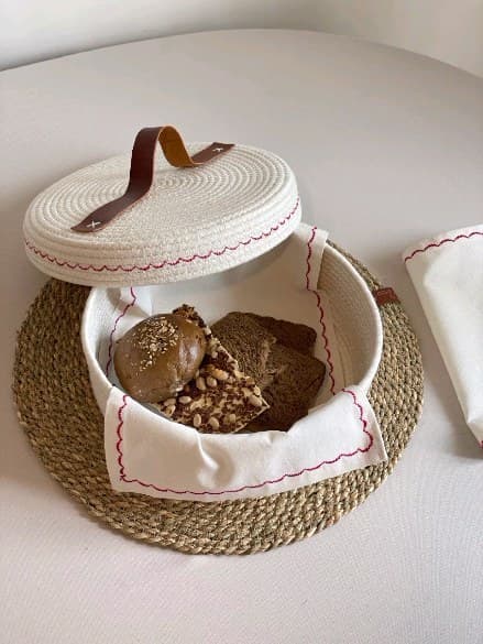 سبد نان درب‌دار گلدوزی شده