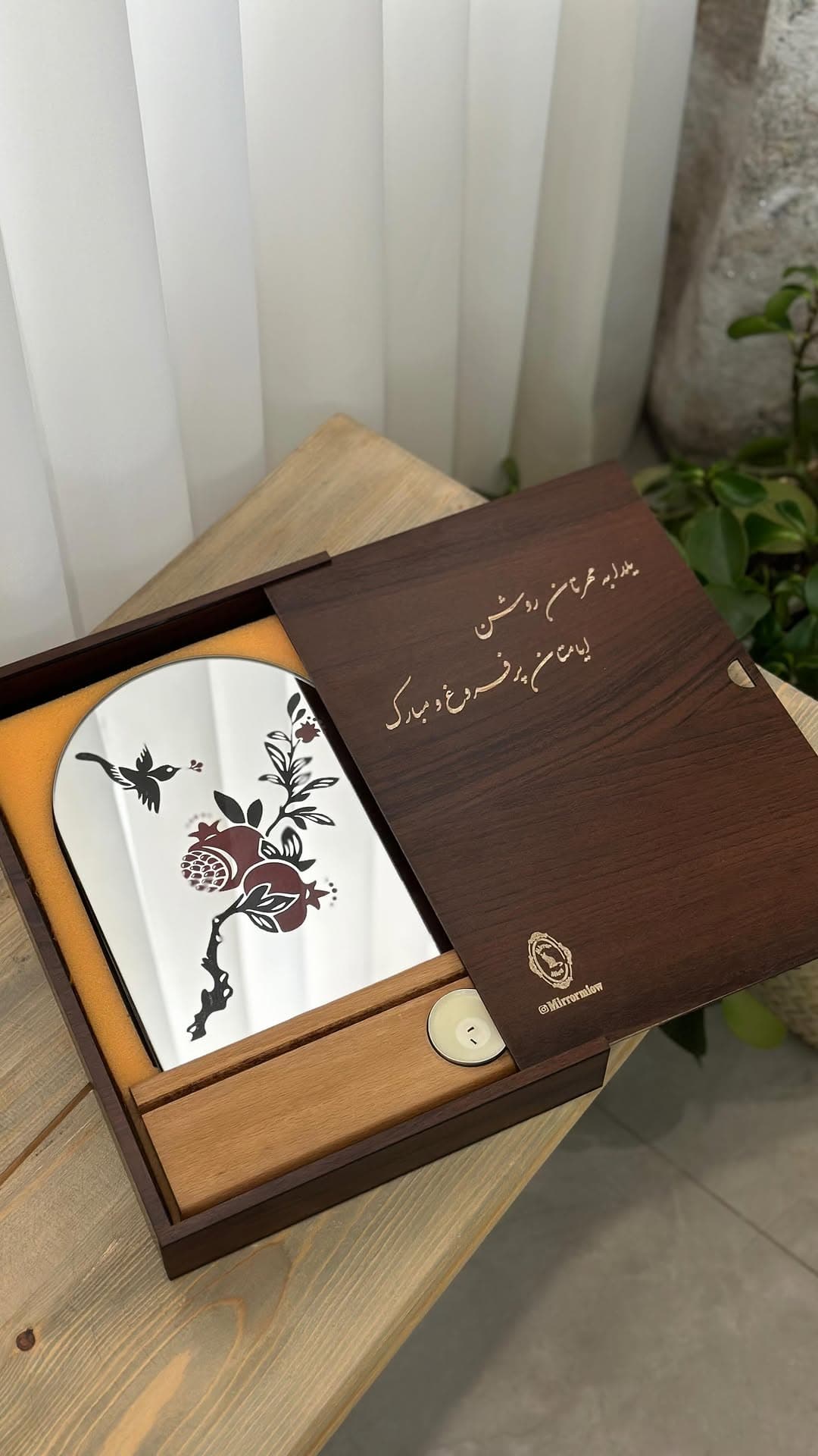 ست هدیه شب یلدا با آینه دکوراتیو و جاشمعی چوبی