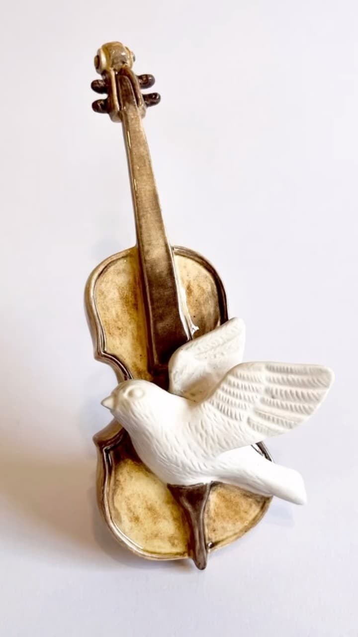 مجسمه سرامیکی دکوری طرح ویولن و پرنده صلح