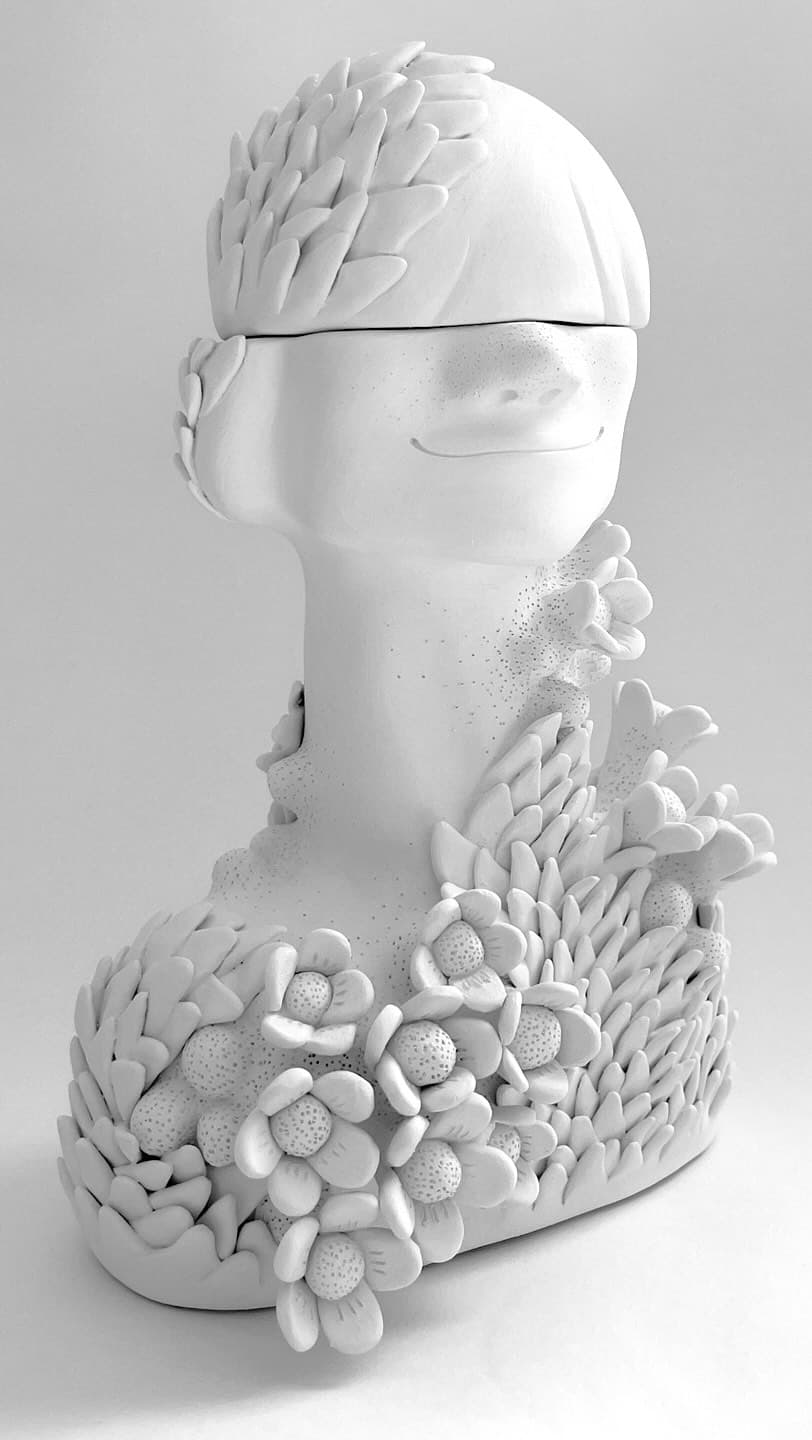 مجسمه دکوری سرامیکی دست‌ساز طرح مفهومی گل و خار