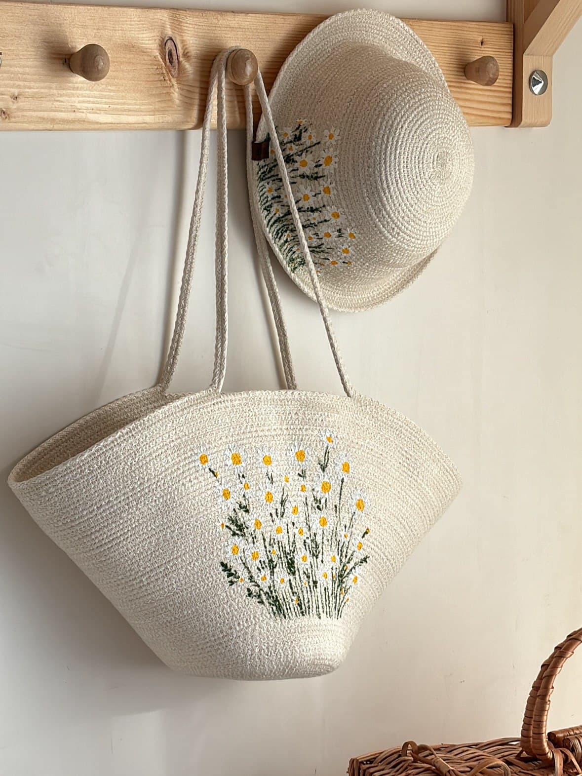 ست کیف و کلاه حصیری دستدوز طرح بابونه