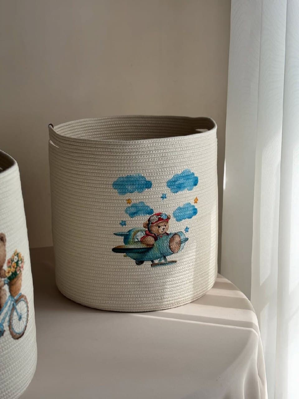 سبد اسباب بازی اتاق کودک با نقاشی دست طرح تدی خلبان