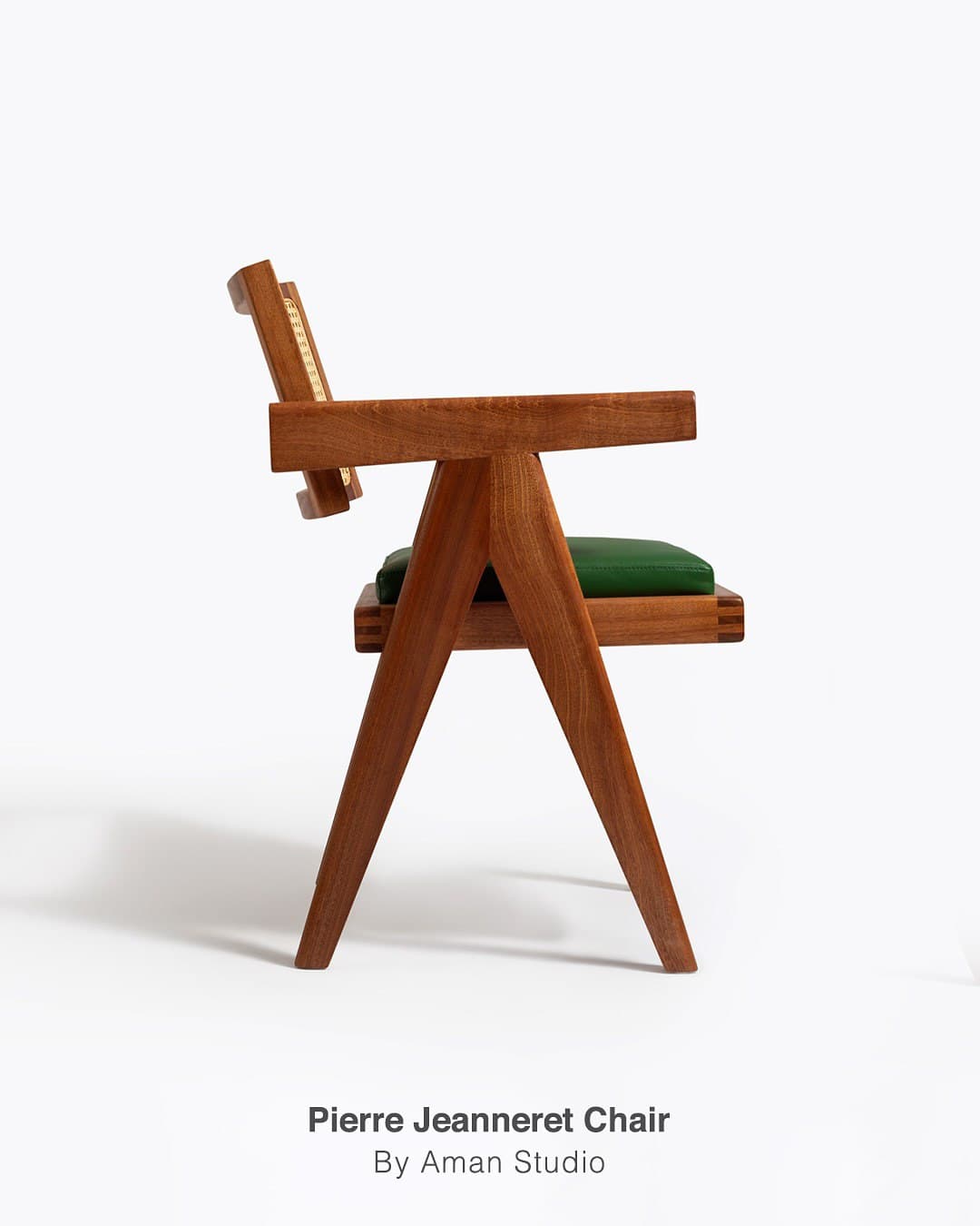 صندلی چوبی پیر ژانره با نشیمن چرمی و پشتی حصیری