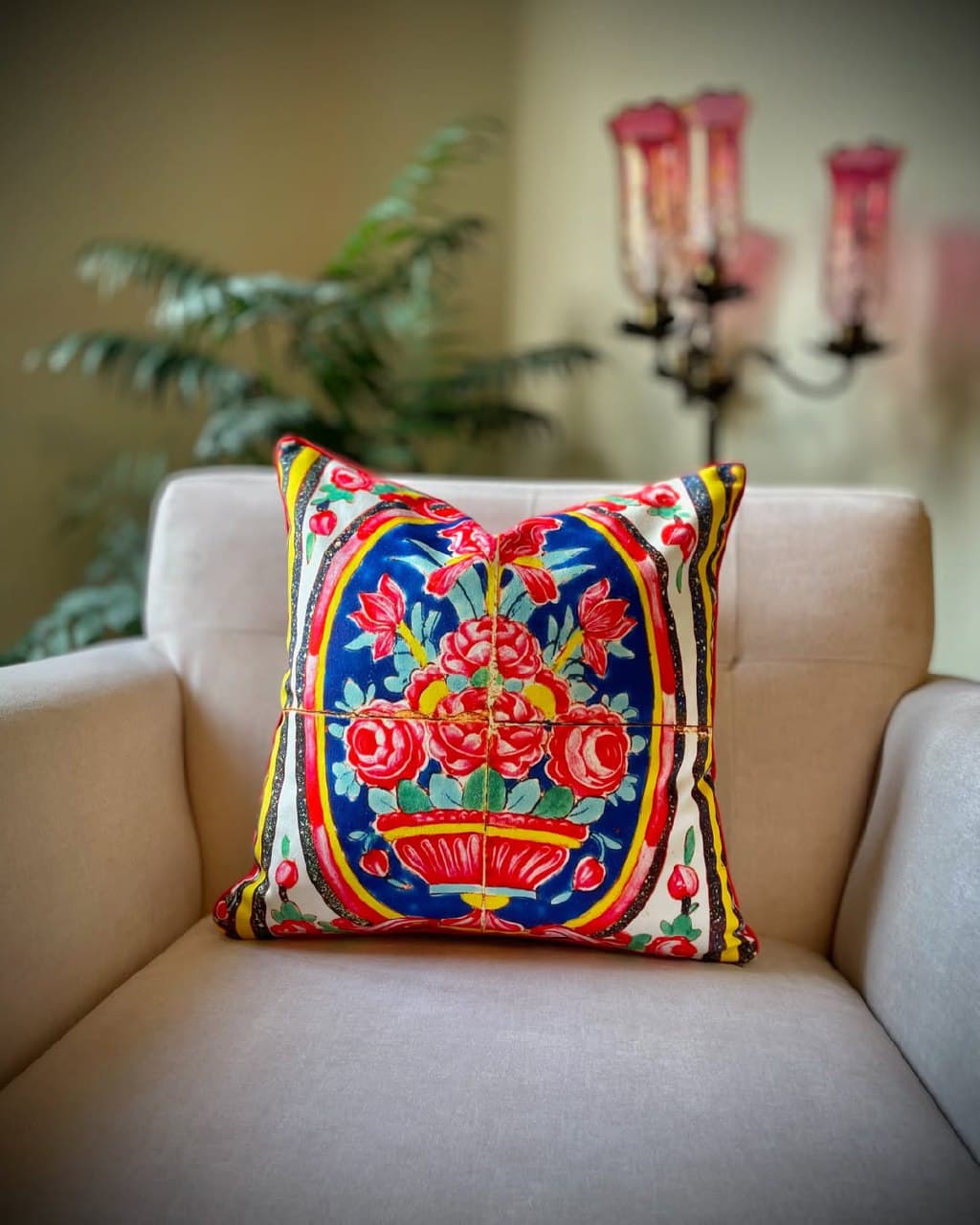 کوسن دکوری طرح گلدان گل سرخ