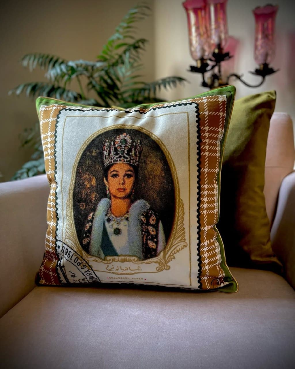 کوسن دکوراتیو طرح تمبر شهبانو فرح