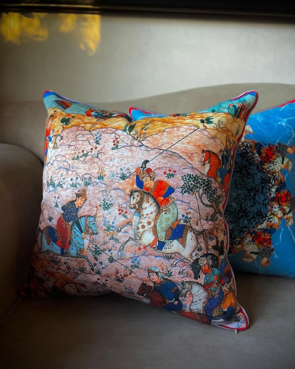 کوسن مخمل طرح مینیاتور چوگان