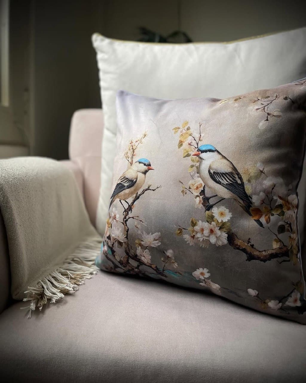 کوسن مربع طرح پرنده و شکوفه