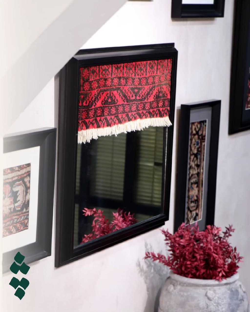 آینه دکوراتیو با فرش دستبافت بلوچ