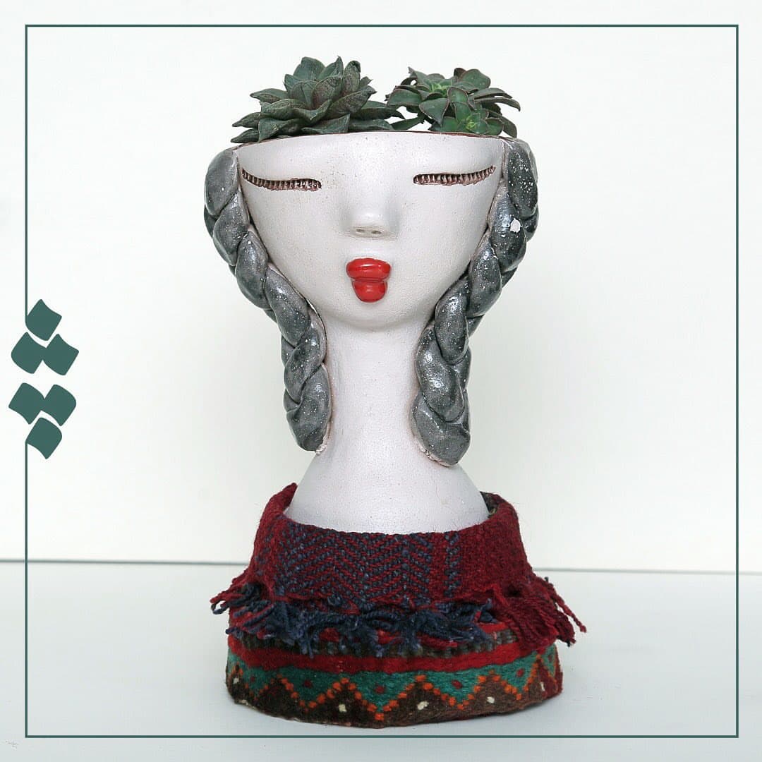 گلدان و مجسمه سفالی چله با گلیم عشایری