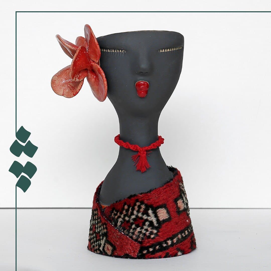 گلدان و مجسمه سفالی چله با گلیم عشایری