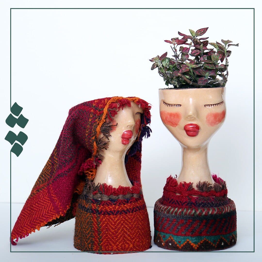 گلدان و مجسمه سفالی چله با گلیم عشایری