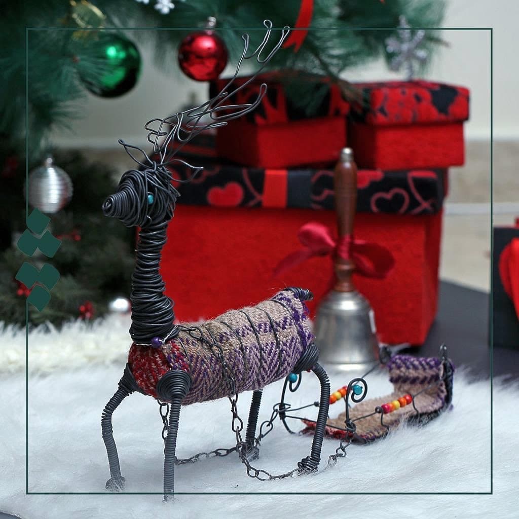 مجسمه مفتولی گوزن کریسمس با گلیم عشایری