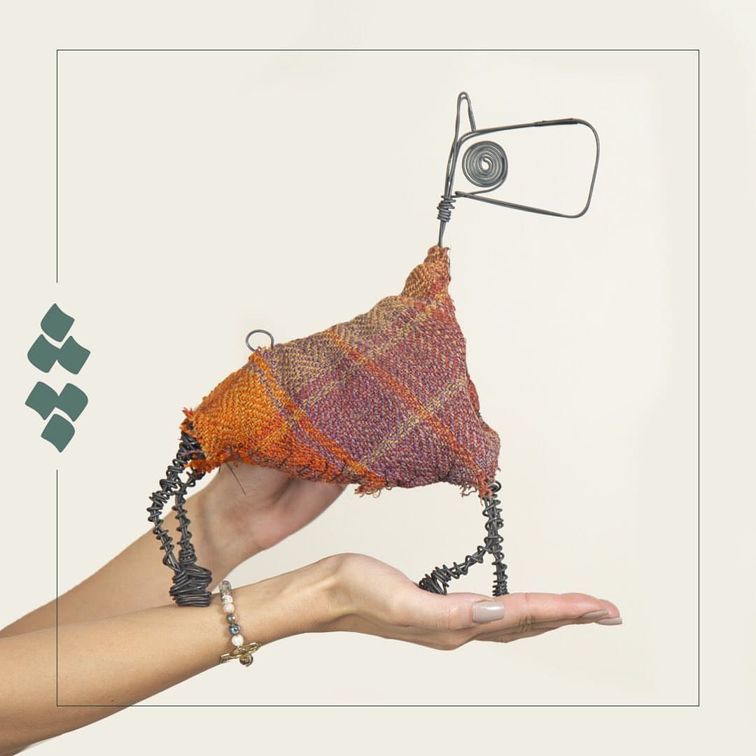 مجسمه دستساز مفتولی چله با گلیم عشایری