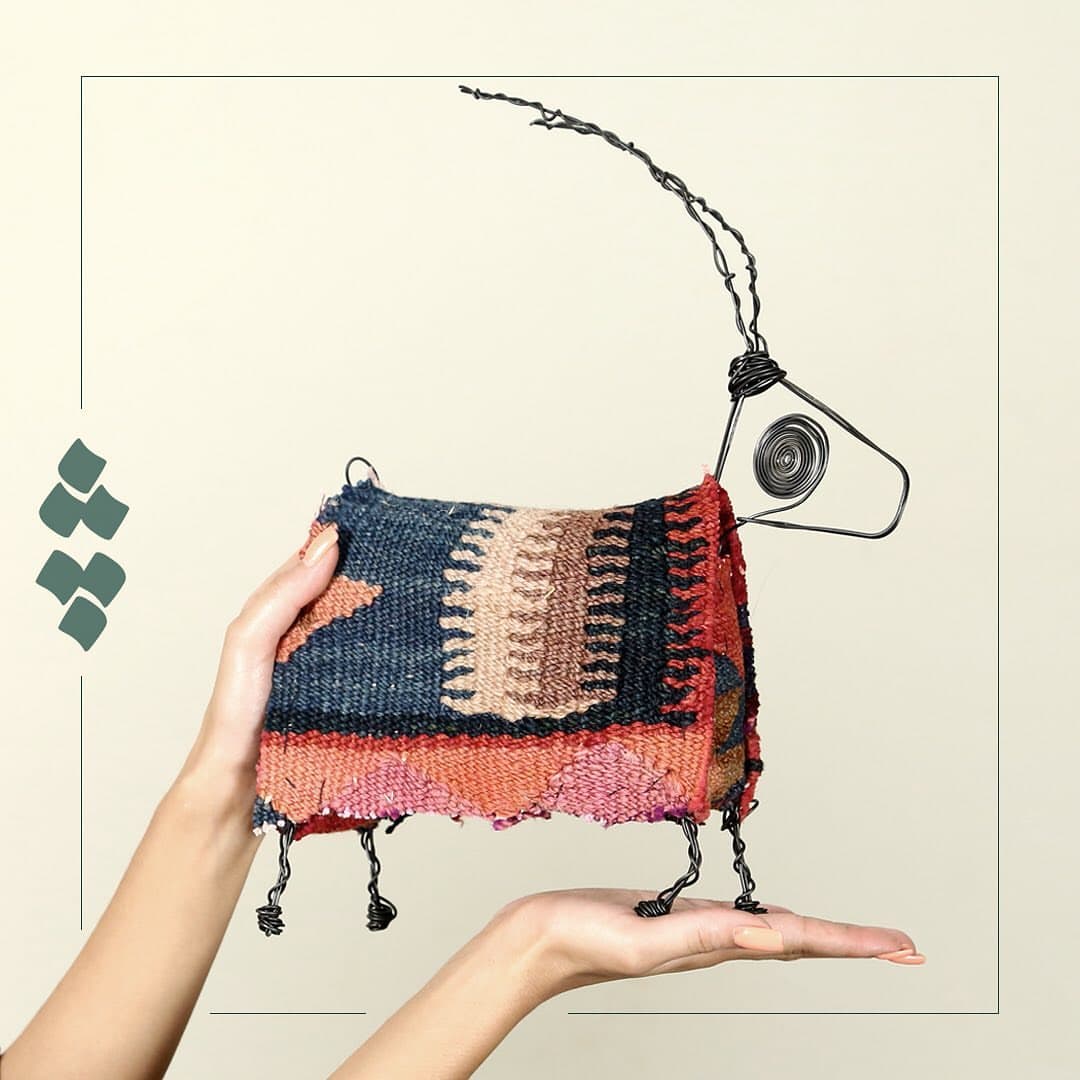 مجسمه دستساز بز با گلیم عشایری