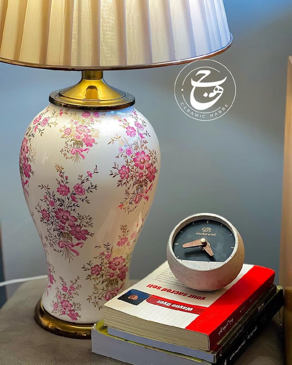 آباژور رومیزی سرامیکی دستساز طرح گل صورتی طلاکوب