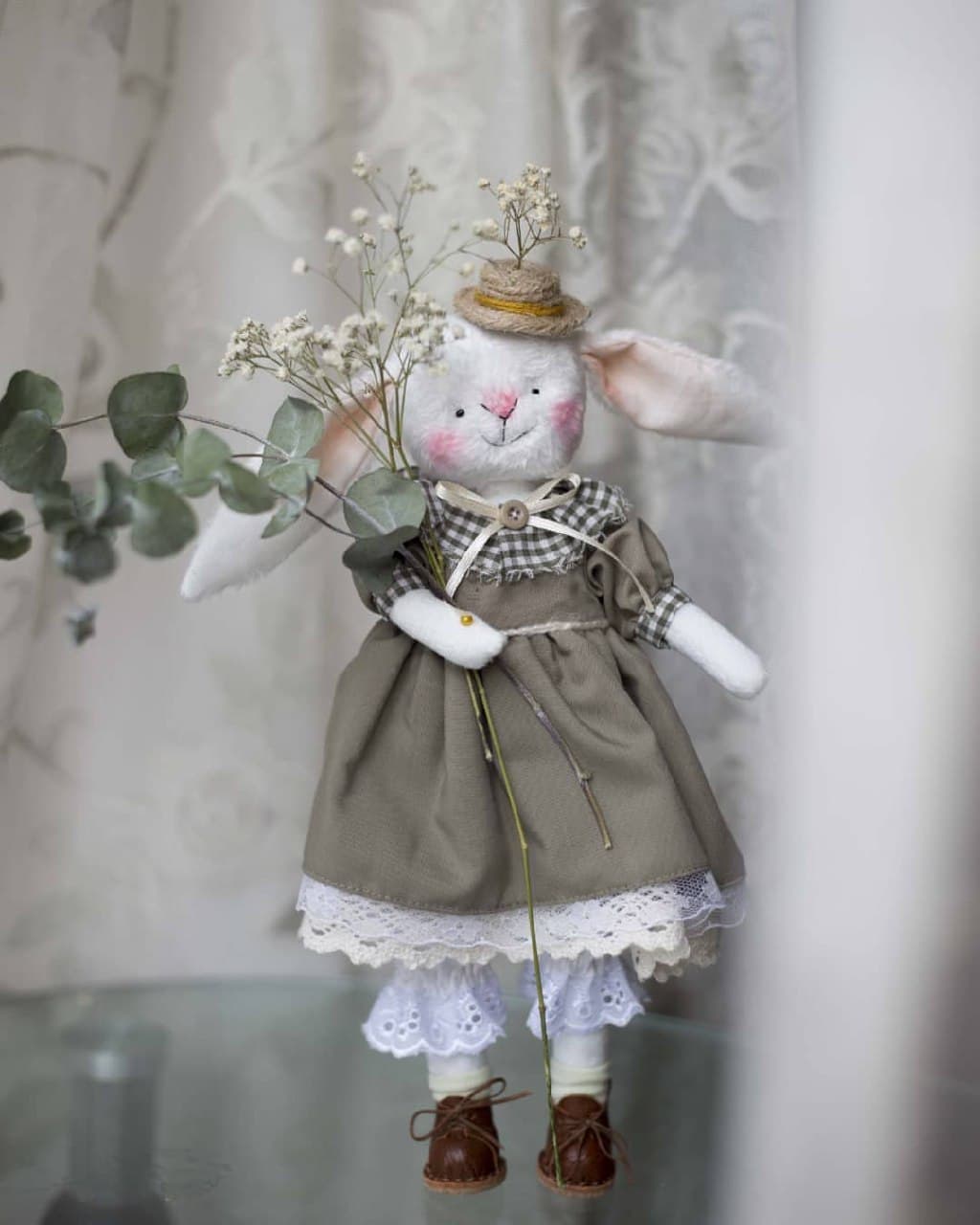 عروسک خرگوش دستساز با لباس کلاسیک