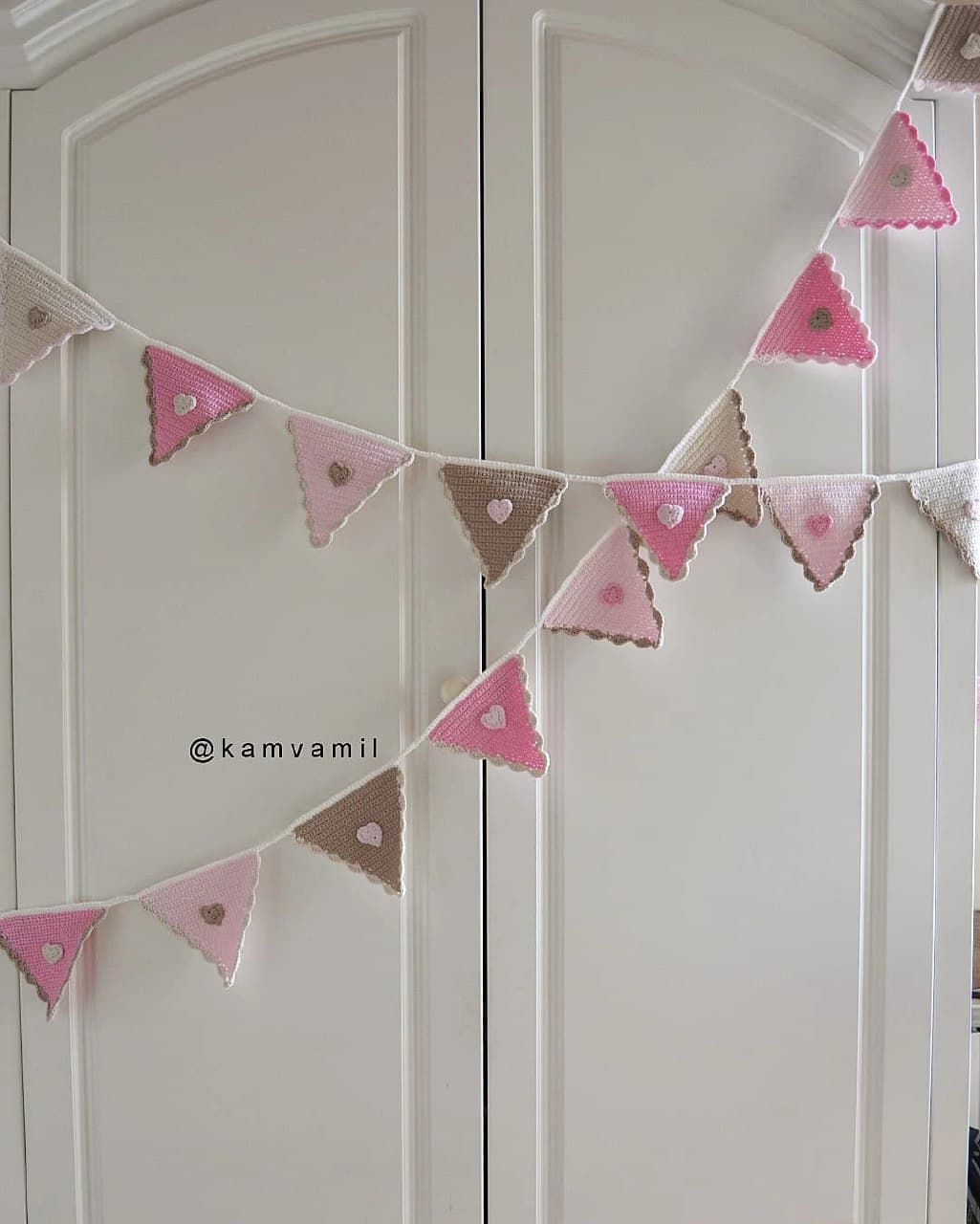 ریسه بافتنی دستبافت اتاق کودک طرح پرچم قلبی