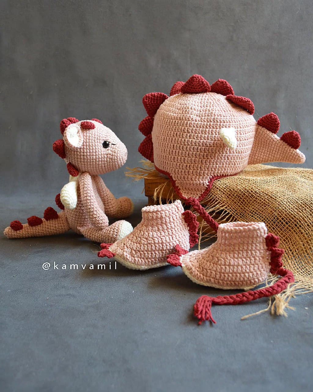 ست کلاه، پاپوش و عروسک بافتنی نوزاد طرح اژدها