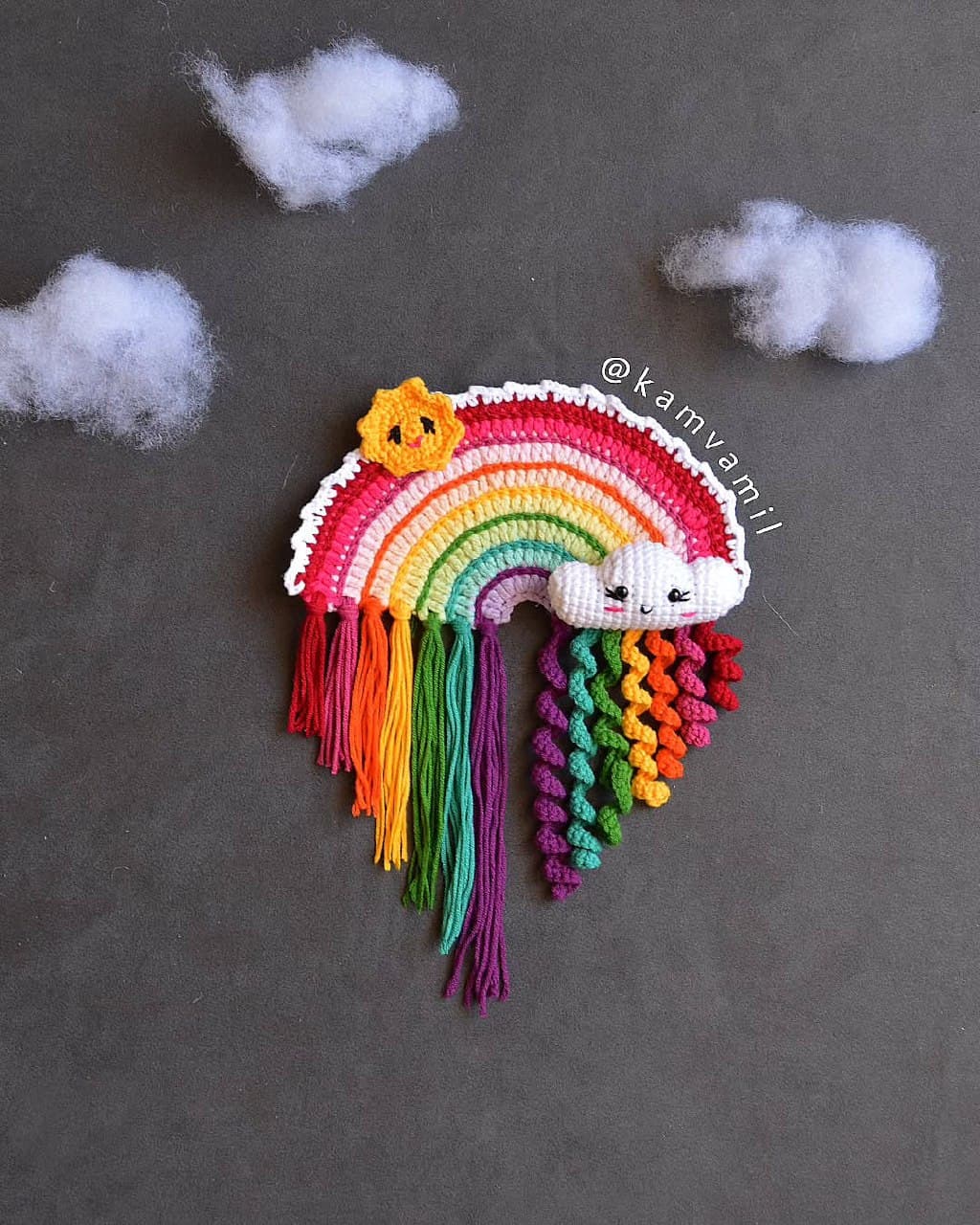 آویز دیواری بافتنی طرح رنگین کمان