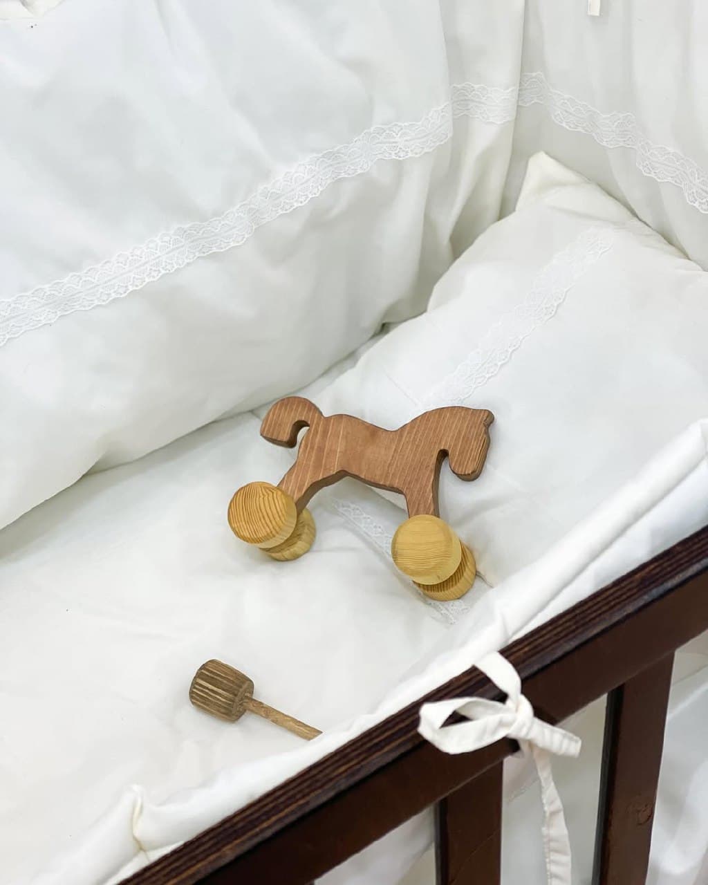 اسباب بازی اسب چوبی چرخدار کودک