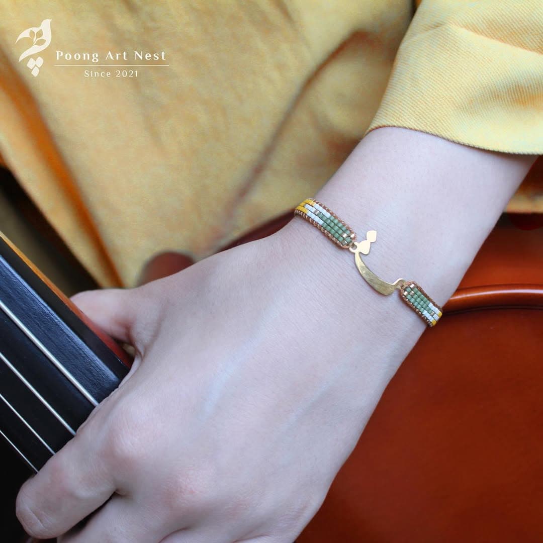 دستبند طلا منجوقی میوکی با پلاک حرف ف