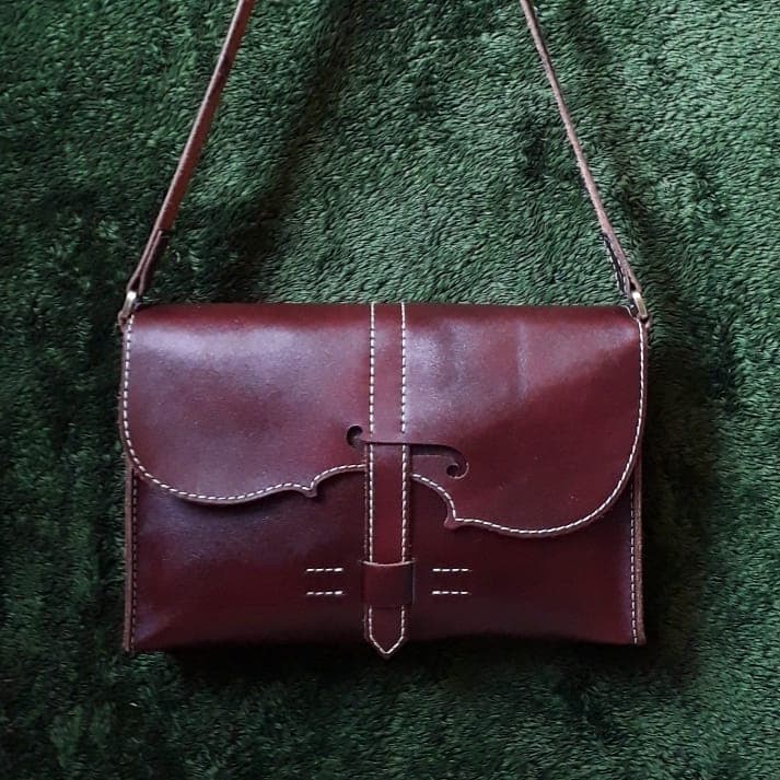 کیف دوشی چرم زنانه دست دوز طرح ویولن