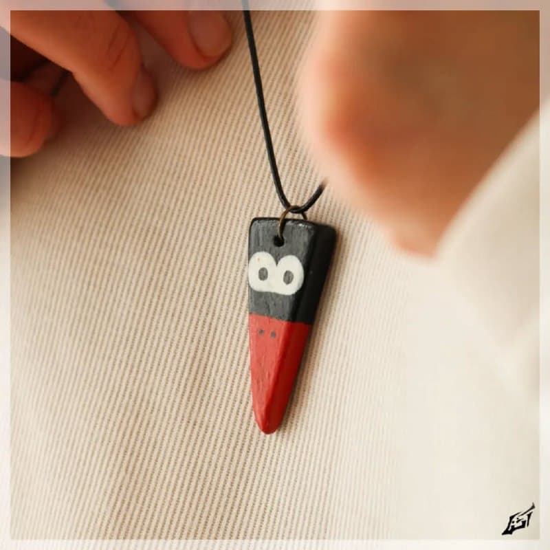 گردنبند سفالی دست ساز طرح کلاغ مینیمال