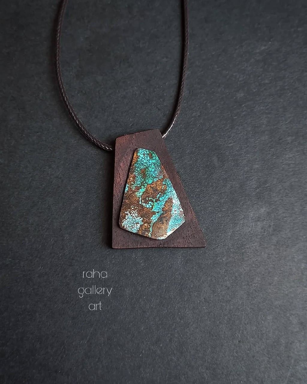 گردنبند دستساز چوب گردو و سنگ فیروزه