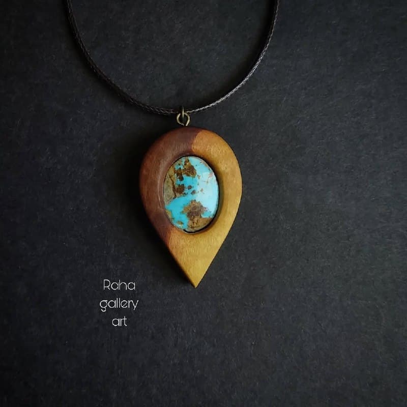 گردنبند دستساز چوبی با سنگ فیروزه نیشابور