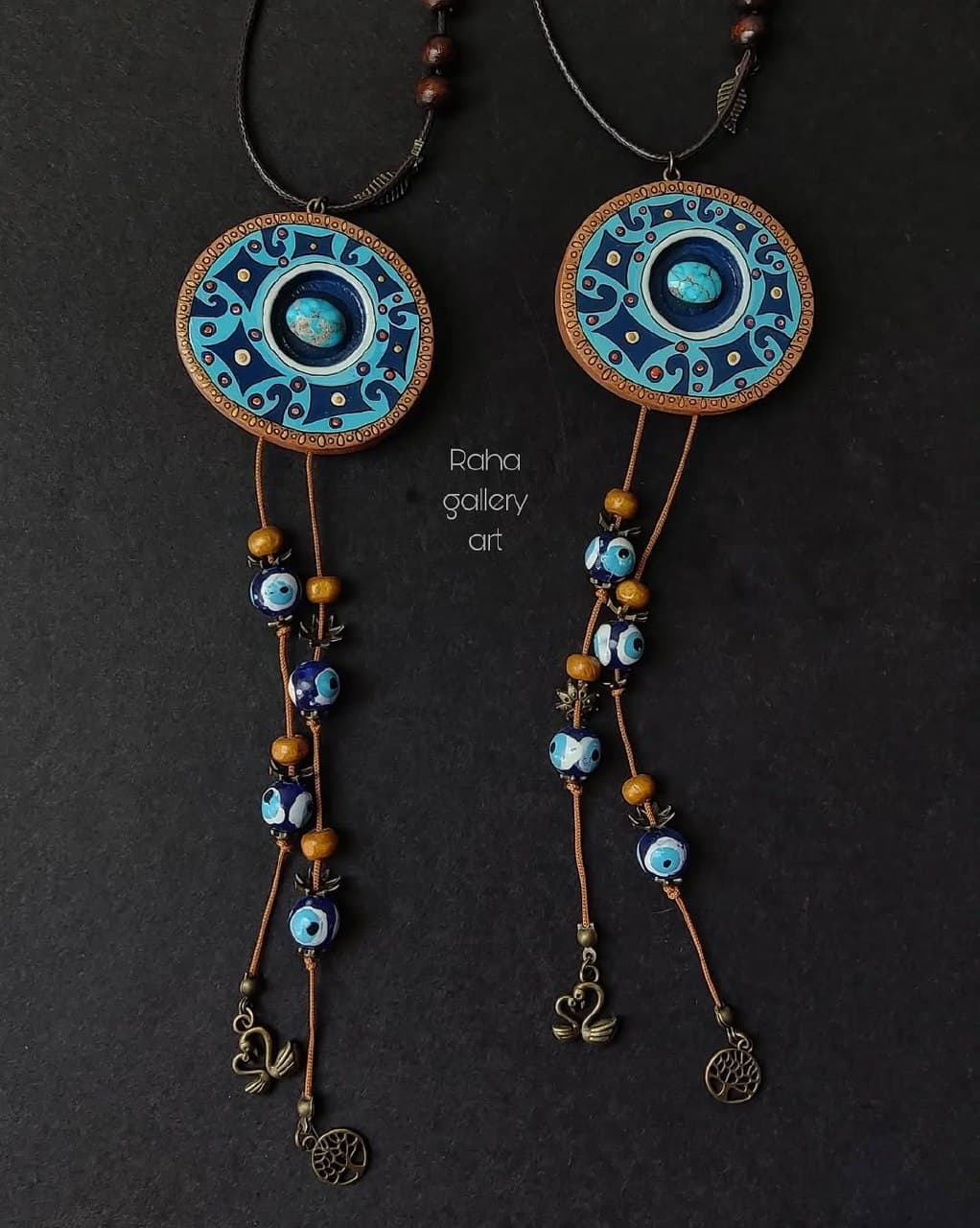 آویز چوبی دست ساز طرح سنتی با نگین فیروزه نیشابور