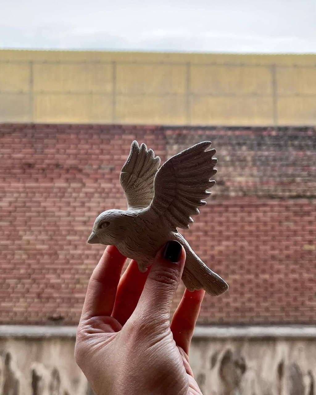 تابلو دکوراتیو مدرن با مجسمه پرنده سرامیکی دست ساز