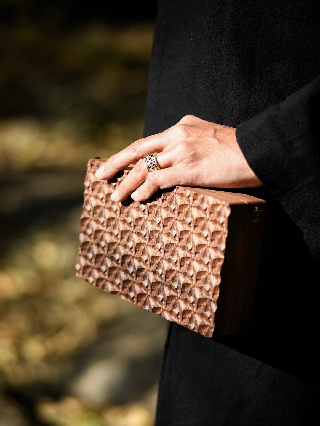 کیف کلاچ چوبی دست ساز منبت کاری شده از چوب گردو