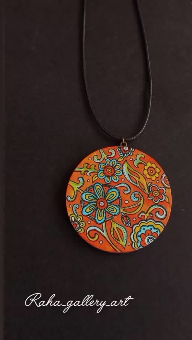 گردنبند چوبی دست ساز با نقاشی هنری طرح سنتی و مدرن